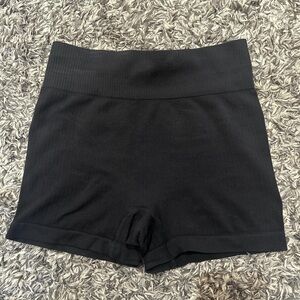 Medium ribbed black shorts
